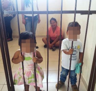 Policia-encierra-a-madre-y-sus-hijos