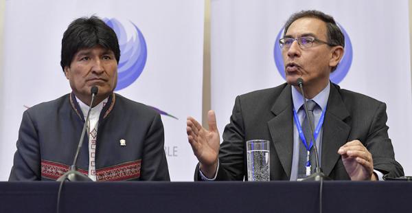 El presidente de Bolivia, Evo Morales, junto al vicepresidente de Perú, Martín Vizcarra