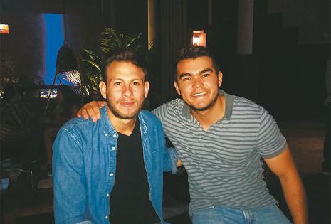 DIERON UNA ALTA NOTA A LA BEBIDA. Diego Vargas y Eduardo Lora no se quedaron sin probar el trago