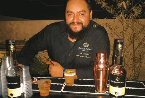 SABOR 100% NACIONAL. Juan Pablo Cáceres (JP), mixólogo de Casa Real y encargado de servir el trago
