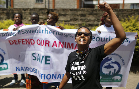 Activistas de KUAPO (Kenianos contra la pesca furtiva) protestan contra la construcción de la vía ferroviaria Standard Gauge financiada por el gobierno chino en Nairobi. Foto: EFE