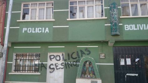 "Policías asesinos", escribieron vecinos enfurecidos en las dependencias policiales en Caracollo donde falleció la joven Victoria Huallpa. (Foto: Caracollo Ciudad)