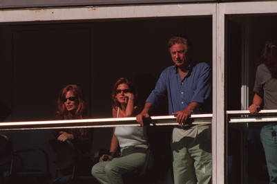Otros tiempos. Menditeguy (izquierda) en un palco de la Bombonera con Flavia Palmiero y Franco Macri, en 1998