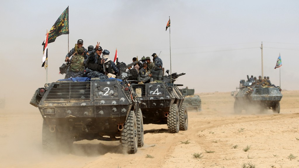 Vehículos blindados del Ejército iraquí avanzan sobre Mosul (AFP)