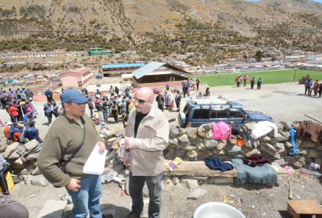 El Defensor del Pueblo llegó al poblado minero ubicado en el departamento de La Paz.