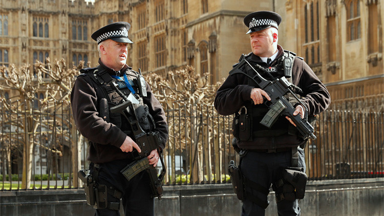 Policías armados vigilan el Parlamento británico, Londres, Reino Unido, 22 de marzo de 2016