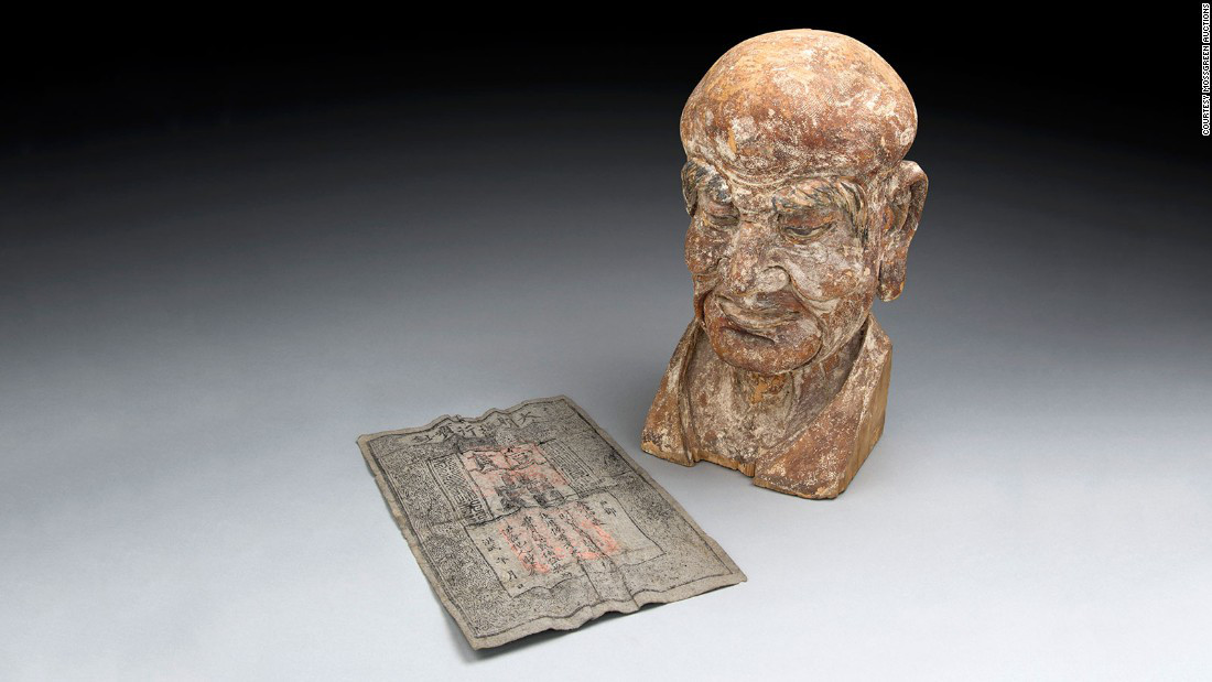 Especialistas en arte asiático de la casa de subastas Mossgreen, en Australia, descubrieron un billete de hace 700 años dentro de una escultura budista del siglo XIV, tallada en madera.