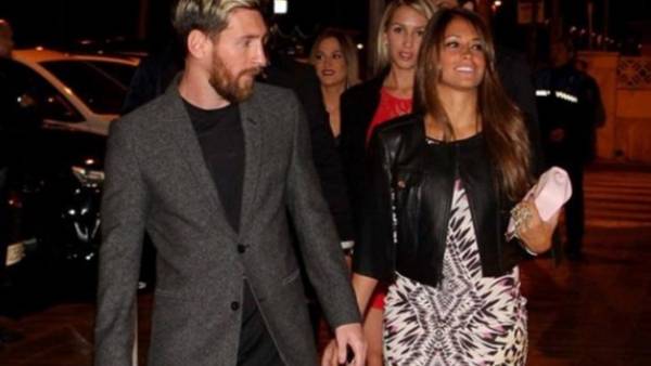 Lionel Messi y Antonella Roccuzzo llegan a la cena del Barcelona. (Sport)