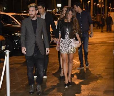 Lionel Messi junto a Antonella Roccuzzo al llegar al restaurant para la cena del Barsa. (Mundo Deportivo)