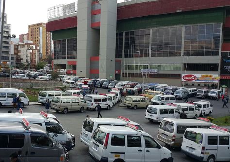 Transportistas de La Paz bloquean en inmediaciones del estadio Hernando Siles. Foto: Ángel Guarachi