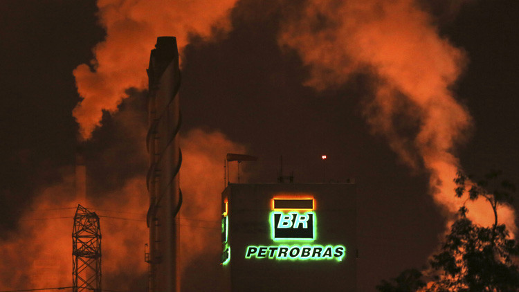 El logotipo de Petrobras sobre un edificio de la refinería Presidente Bernardes, Cubatão, Brasil. 24 de febrero de 2015.