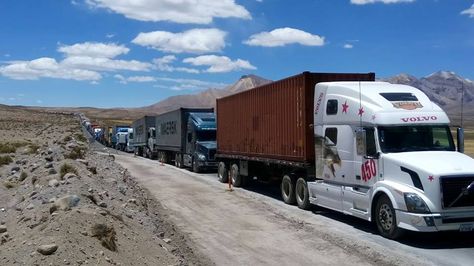 Camiones que transportan carga boliviana parados en la frontera con Chile, cerca de Chungara. 