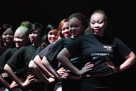 Jóvenes albinos en el escenario participan del concurso organizado por la Sociedad de albinismo de Kenia en Nairobi.