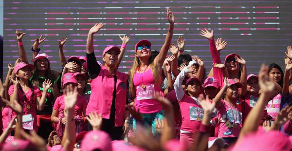 Las mujeres completaron un recorrido de 4 kilómetros en el Cambódromo