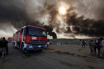 Bomberos. Un camión en la localida de Qayyara, donde el ISIS incendió una fábrica química. /REUTERS