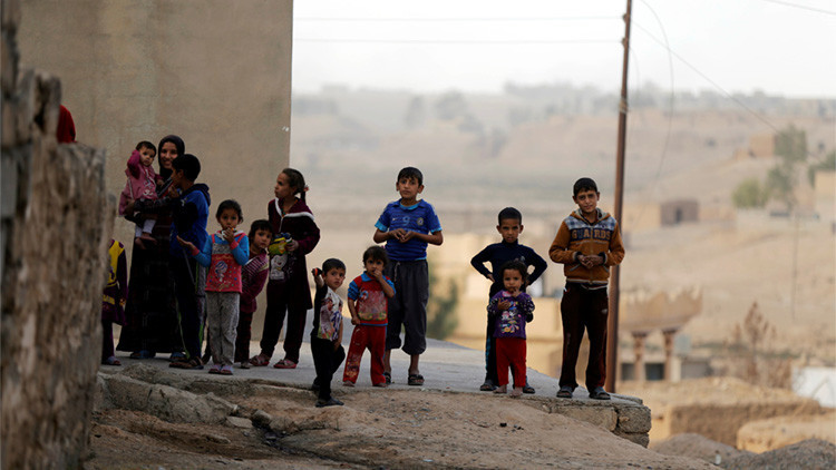 Un grupo de niños tras liberación del pueblo Khalidiya de los terroristas del Estado Islámico en el sur de Mosul, Irak, el 20 de octubre de 2016