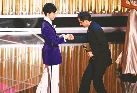 momentos de una vida de película Recibiendo el Oscar y como actor Prince le entregó el Òscar por el tema Al otro lado del río (arriba) En una escena de La suerte en tus manos, filme en la que él es protagonista.