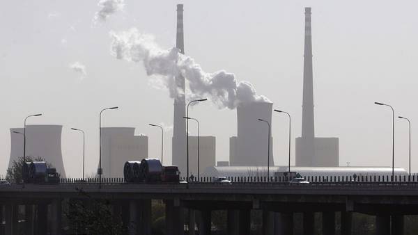 Una planta de energía en Beijing (China) emite una nube de vapor. El aire nunca fue tan contaminado por el dióxido de carbono como en 2015 (AFP).