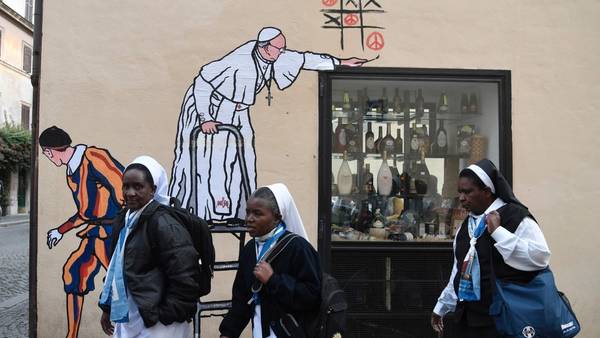El mural sobre Papa, jugando al Ta-te-ti, de Maupal (Mauro Pallotta) en Borgo Pio, Roma. (AFP)