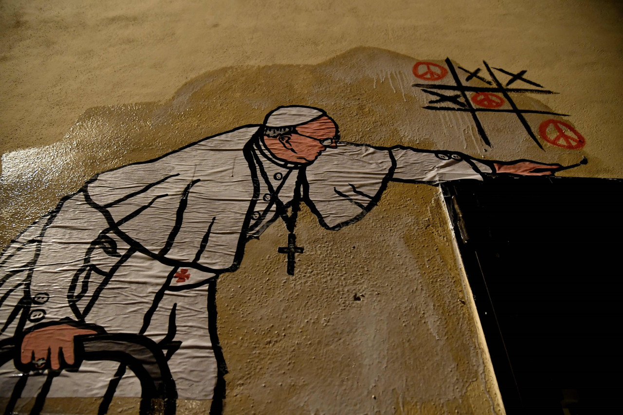 EL NUEVO GRAFFITI DE FRANCISCO. Maupal, el artista callejero que se hizo famoso cuando realizó el graffiti del “Superpapa”, realizó ahora un dibujo de Francisco jugando al Ta-Te-Ti, donde el pontífice gana con el símbolo de la paz. (AFP)