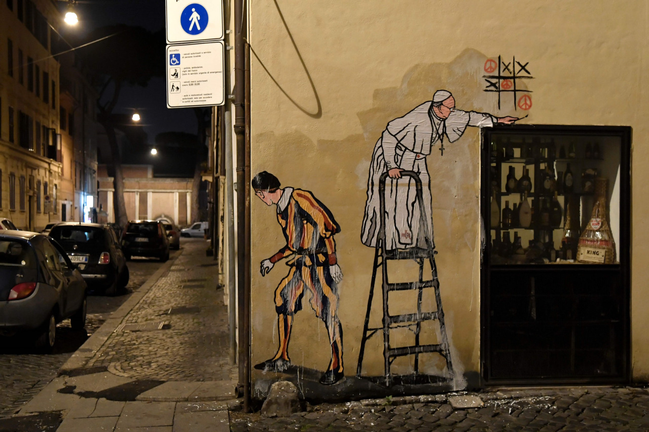 EL NUEVO GRAFFITI DE FRANCISCO. Maupal, el artista callejero que se hizo famoso cuando realizó el graffiti del “Superpapa”, realizó ahora un dibujo de Francisco jugando al Ta-Te-Ti, donde el pontífice gana con el símbolo de la paz. (AFP)MIRÁ LA...