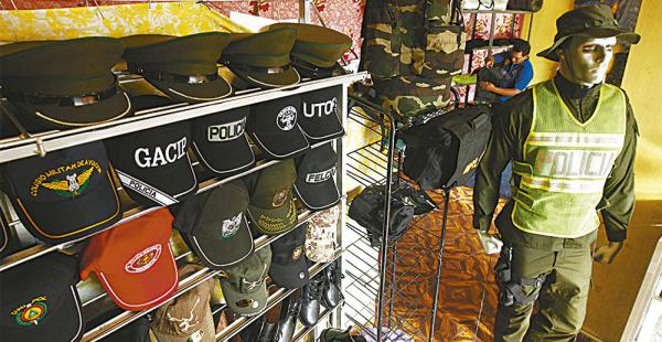 Los negocios que venden uniformes policiales tienen todo tipo de artículos, desde gorras hasta distintivos
