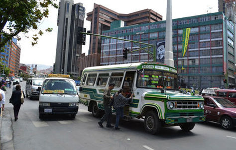 Personas abordan el servicio de transporte público en la avenida Mariscal Santa Cruz. Foto: Archivo