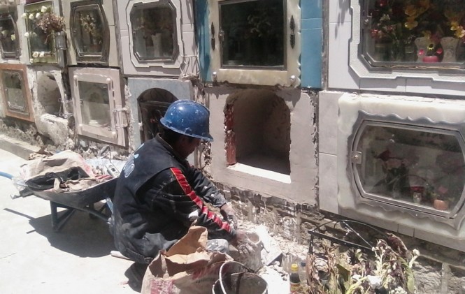 Obreros de cascos azules, rojos y blancos reparan los nichos a precios desde 20 a 220 bolivianos