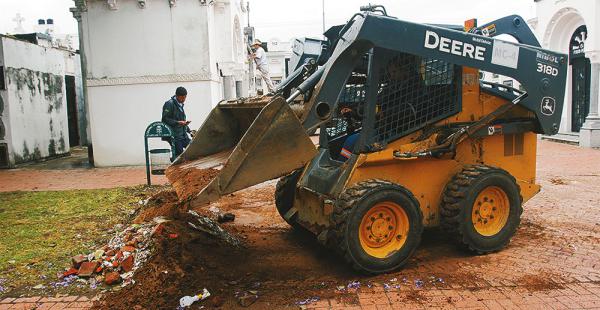 Apuran los trabajos de aseo en los camposantos de la ciudad