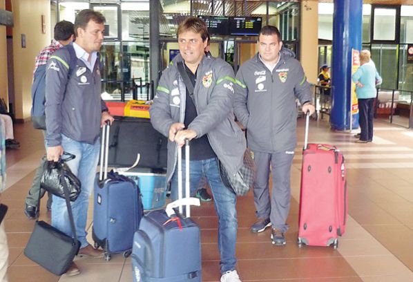 EL DIRECTOR TÉCNICO DE LA SELECCIÓN, ÁNGEL GUILLERMO HOYOS (C), A SU LLEGADA AL AEROPUERTO JORGE WILSTERMANN, AYER. ARIEL GUZMÁN CANDIA