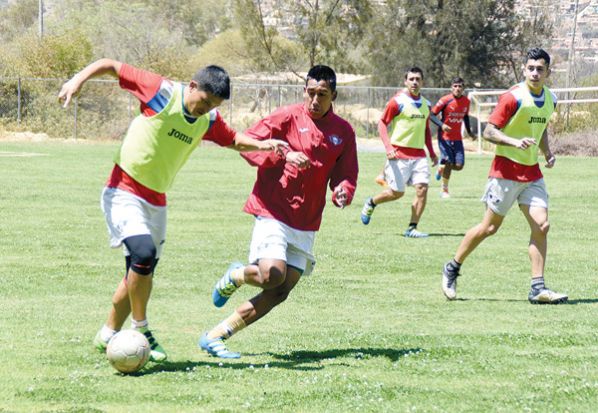 CRISTHIAN MACHADO (C) INTENTA QUITAR LA PELOTA AL DEFENSOR JORGE ORTIZ (I) EN LAS PRÁCTICAS. DICO SOLÍS