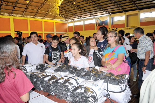 ENTREGA DE INDUMENTARIA DEPORTIVA A ESTUDIANTES DE COCHABAMBA, QUE REPRESENTARÁN A LA LLAJTA EN LOS PLURIS. NOÉ PORTUGAL