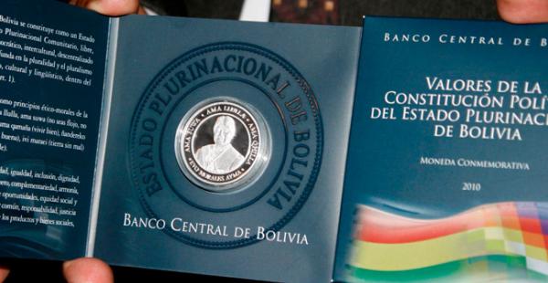 En agosto de 2010 el BCB presentó 7.000 piezas de la moneda conmemorativa de Valores de la Constitución Política del Estado que lleva el rostro del presidente Evo Morales