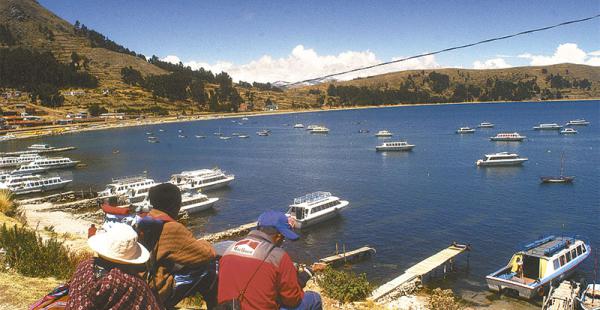 Una cita imperdible con el lago navegable más alto del mundo El lago Titicaca, con 8.300 m2 de extensión aproximadamente, atrae a muchos turistas. Ahora Guaqui promueve el turismo desde su zona. Allí se pueden hallar varias aves protegidas, algunas en pel