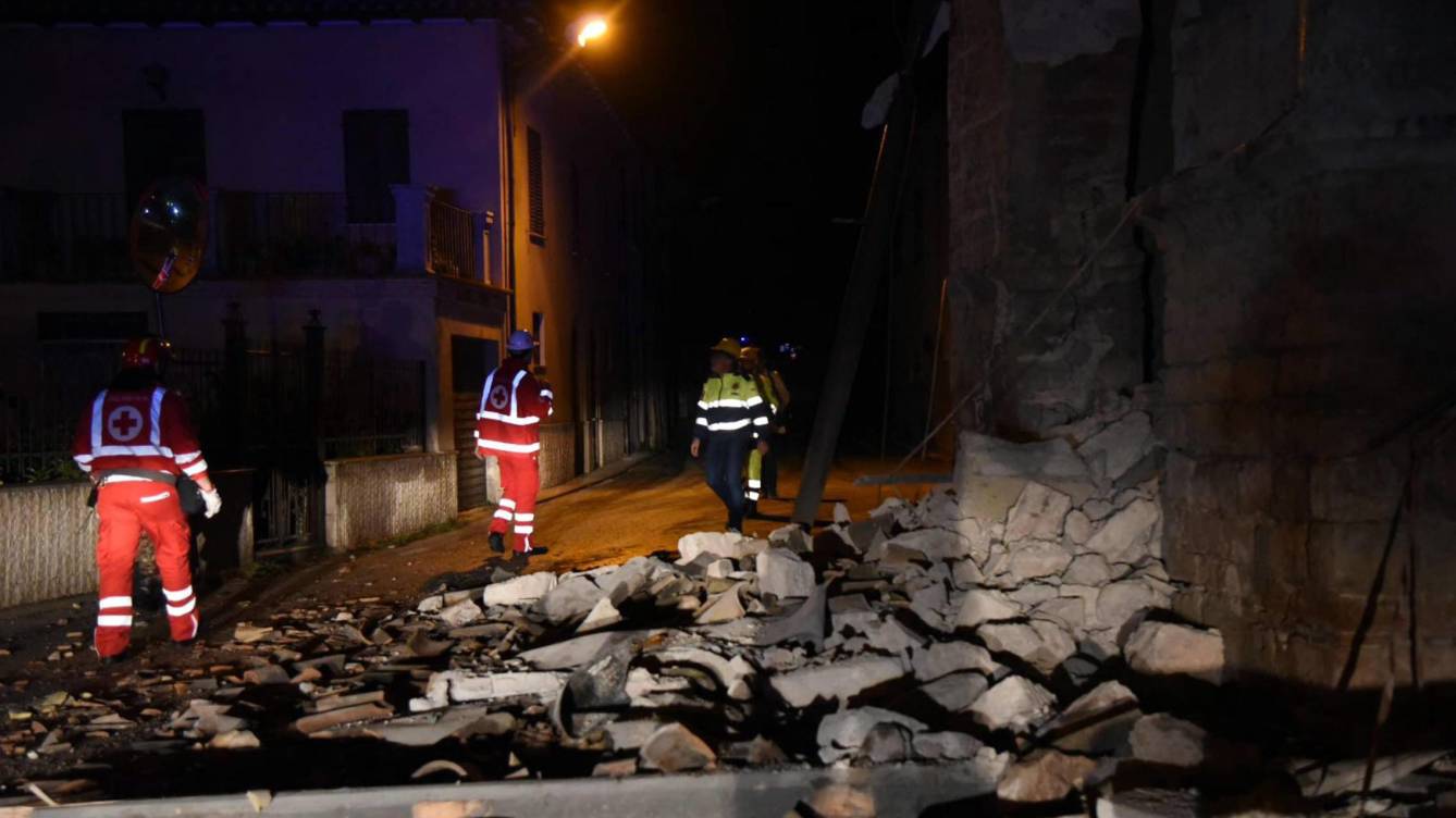 Foto: Servicios de rescate junto a toneladas de escombros en la villa Sant'Antonio, cerca a Visso (Italia).