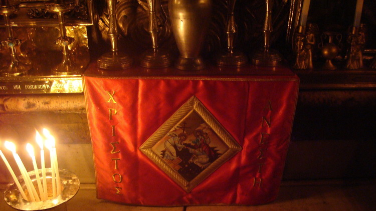Unas velas marcan el lugar donde descansaba la cabeza de Jesús.