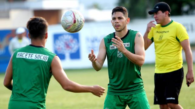 José Alí Meza (de frente) es una de las castas de gol en Oriente Petrolero. Foto. Jorge Uechi %image_alt%