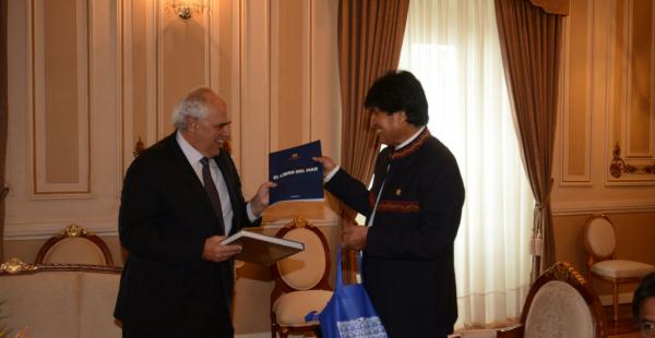 El primer mandatario recibió al emisario regional en Palacio de Gobierno para conversar sobre proyectos.
