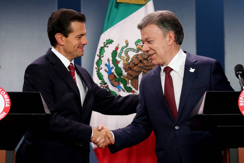 El presidente de Colombia, Juan Manuel Santos (dcha.), saluda a su homólogo mexicano, Enrique Peña Nieto.