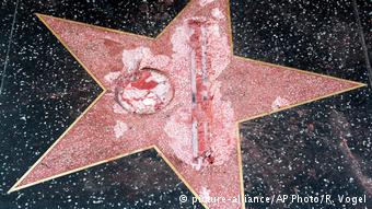 La estrella de Donald Trump en Hollywood fue destrozada a martillazos. 