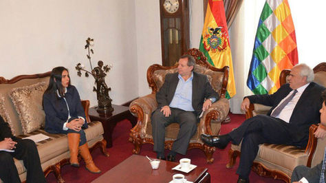 Encuentro entre Samper (seg de la derecha) con los presidentes de Diputados y Senadores, Gabriela Montaño y José Alberto Gonzales (c).