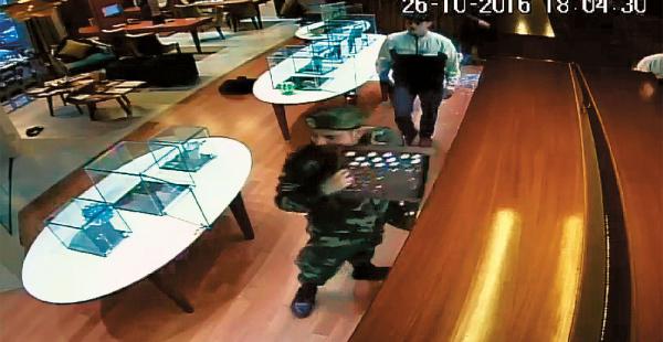 Arriba, el rato en el que dos de los ladrones intimidan a las funcionarias. Abajo, otros sustraen las joyas