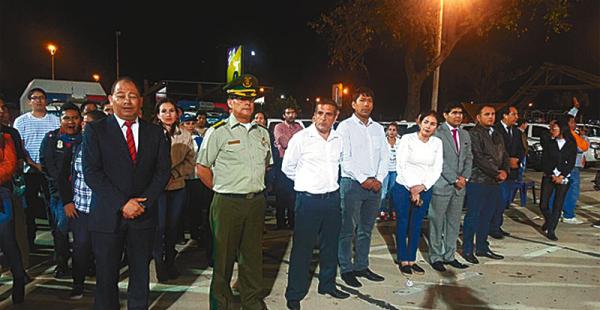 El ministro Carlos Romero y otras autoridades antes del operativo