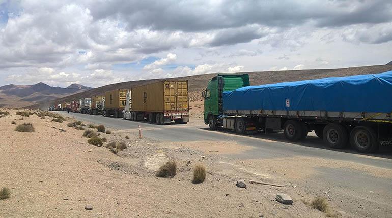 Camiones detenidos en la carretera hacia Arica, ayer. | APG