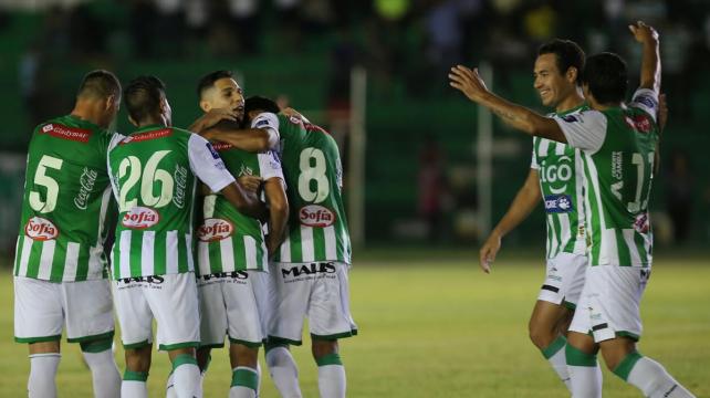 Los jugadores de Oriente celebran el triunfo parcial ante Real Potosí. Foto. Jorge Uechi %image_alt%
