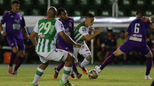 El partido se vive con mucha intensidad en los primeros minutos. Foto: Jorge Uechi %image_alt%