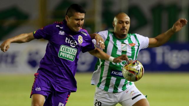 Limbert Méndez, de Real Potosí disputa el balón con Maximiliano Freitas, de Uruguay. Foto. Jorge Gutiérrez %image_alt%