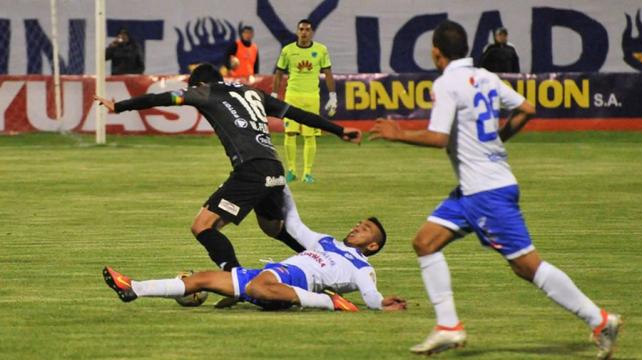 Gerardo Yecerotte, de San José se lanza los pies de Wálter Flores, de Bolívar. Foto. APG %image_alt%