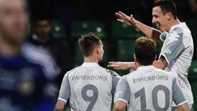 El sueco-boliviano, Martín Smedberg (dcha.) celebra con sus compañeros uno de los goles del Goteborg, ante Sundsvall. Foto. Internet %image_alt%