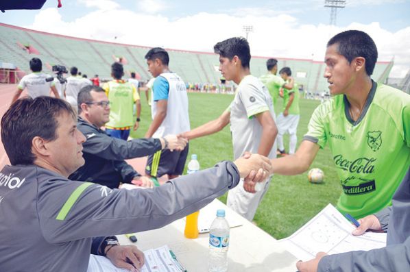 EL DIRECTOR TÉCNICO DE LA SELECCIÓN, ÁNGEL HOYOS (I), SALUDA A LOS JUGADORES QUE ESTÁN EN OBSERVACIÓN. MARTÍN NUMBELA